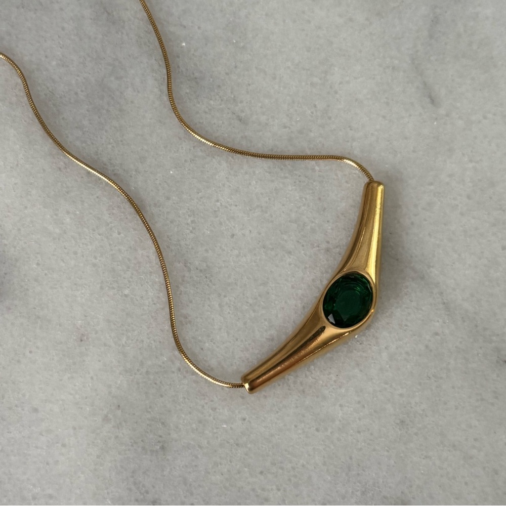 Gold Vintage Style Green Gem Necklace 

Brand New

Gold Plated Stainless Steel - Picture 4 of 6